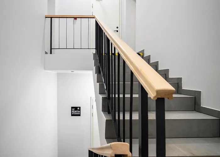 Airport-bus - 13 North - 6 *